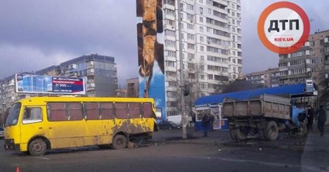 На проспекті Бажана вантажівка врізалась у маршрутку (фото)