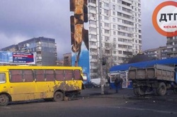 На проспекті Бажана вантажівка врізалась у маршрутку (фото)