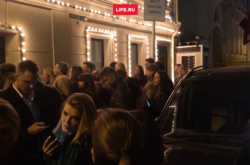 На концерте «Грибов» в Москве произошла давка из-за жен рублевских олигархов
