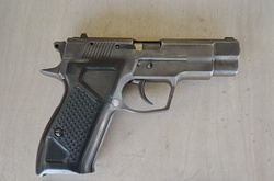 Чоловіка з пістолетом затримали в Оболонському районі Києва