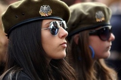 Ніжність та зброя. Як виглядають найкрасивіші жінки сербської армії