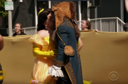 Авторы знаменитого шоу сняли пародию на «Красавицу и Чудовище» на пешеходном переходе