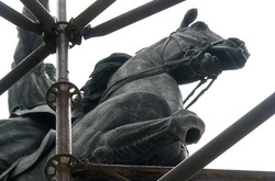 Вандали видпиляли ногу коня у пам'ятника Щорсу в столиці