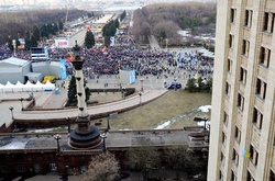 У Москві ФСБшники побили аспіранта університету за український прапор у вікні