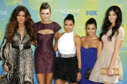 Деньги из воздуха: Сколько получают сестры Кардашьян за один пост в Instagram