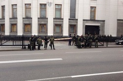 До Верховної Ради стягують понад тисячу силовиків