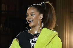 Спортивный шик: Рианна в баскетбольных шортах, шубе и розовых сапогах