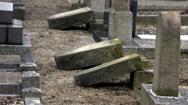 Неповнолітні вандали зруйнували 38 могил у селі на Одещині