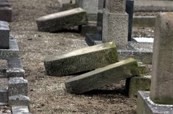 Неповнолітні вандали зруйнували 38 могил у селі на Одещині