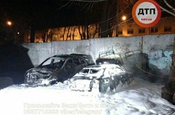 Вночі у Києві спалили два автомобілі