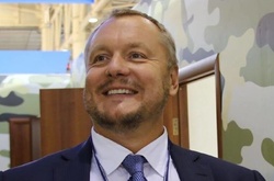 Паспорта немає, а громадянство є: Артеменко заявив, що анулював канадський паспорт ще у 2014 році