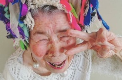 93-летняя бабушка с задором рекламирует одежду своей внучки 