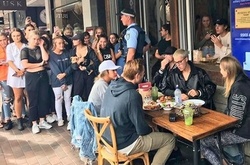 Джастин Бибер попросил фанатов не вести себя как «животные»