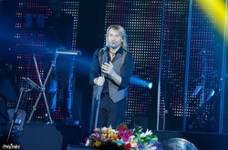 На концерте в Днепре Олегу Виннику вернули пропавшее еще осенью украшение
