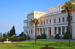 В окупованому Криму заради пам’ятника царю знесли тенісні корти і танцмайданчик