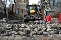 На вулиці Ольгинській у Києві зняли бруківку (фото)