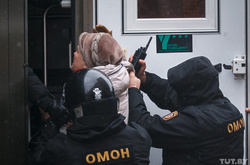 Затримання жінки у Мінську