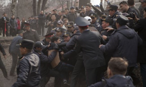 У Киргизстані на мітингу поліція застосувала світлошумові гранати