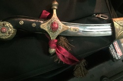 Через кордон України чоловік намагався провезти старовинну шаблю