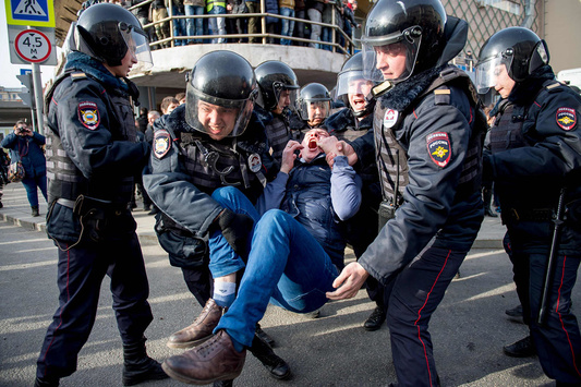 Кількість затриманих на антикорупційних мітингах в Москві зросла до тисячі осіб