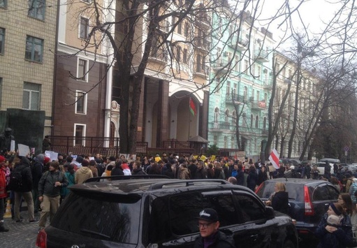 В Києві біля посольства Білорусі зібралось понад 200 активістів 