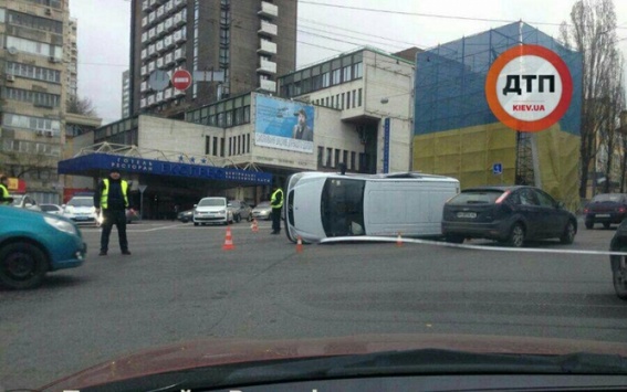 На бульварі Шевченка перекинутий Mercedes заблокував рух транспорту