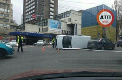 На бульварі Шевченка перекинутий Mercedes заблокував рух транспорту
