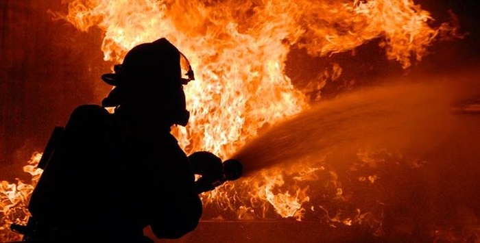 Столичні вогнеборці під час пожежі врятували людину