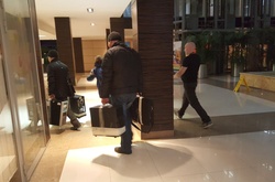 Невідомі виносять техніку з офісу Фонду боротьби з корупцією в Москві