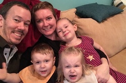 Як виглядають будні мами трьох маленьких дітей. Фотогалерея