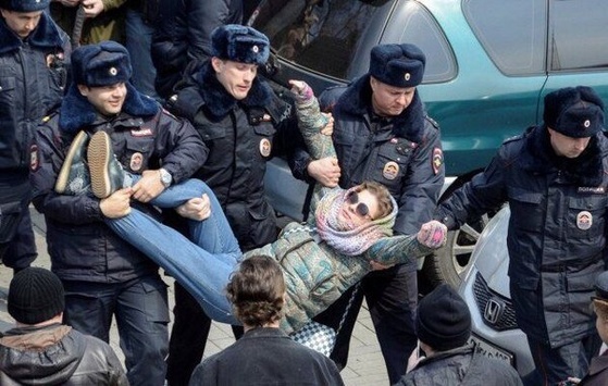 Протести в Москві: затримано 800 осіб, за побиття поліцейського активістам «світить» довічне