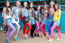 Авиакомпания не пустила на борт девушек, одетых в блестящие леггинсы