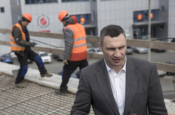 Віталій Кличко оглядає ремонт доріг