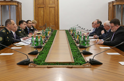   Зустріч Степана Полторака з іноземними радниками Міноборони у січні 2017 року   