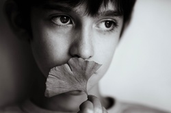 Семь пронзительных фото мальчика с аутизмом, снятых его мамой