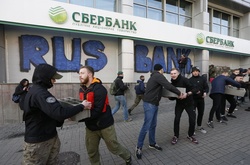 Активісти знімуть барикади з відділень російських банків