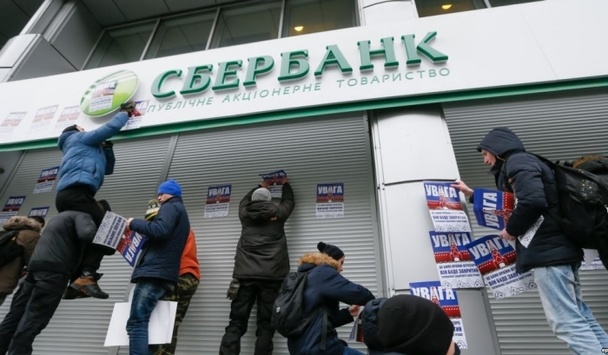 Активісти розблоковують центральний офіс Сбербанку у Києві