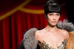 Зацелованные губы и нестандартные стрелки: тренды макияжа-2017