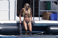 Нестареющая красота: британская топ-модель впечатляет своей юной фигурой