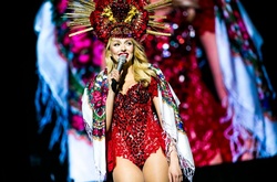 Суперблондинка Оля Полякова представила свою версию песни «Тает лед» «Грибов»