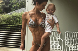 Потрясающе: фитнес-тренер похвасталась невероятной фигурой и четырьмя детьми