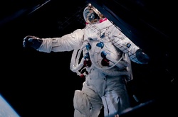 Time опубликовал неизвестные фотографии, сделанные во время лунных миссий