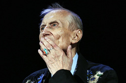  Евгений Евтушенко    Подробнее на ТАСС:   http://tass.ru/kultura/4143792?utm_source=tass&utm_medium=push&utm_campaign=push_all&following_ch=2012 