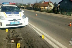 На Прикарпатті жінка на позашляховику збила трьох людей та втекла з місця ДТП