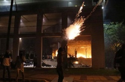 У Парагваї мітингувальники підпалили будівлю конгресу