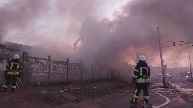 Пожежа в Києві: на «Петрівці» горять склади