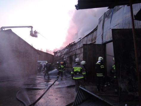 Київські вогнеборці ліквідували пожежу неподалік Петрівки
