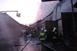 Київські вогнеборці ліквідували пожежу неподалік Петрівки