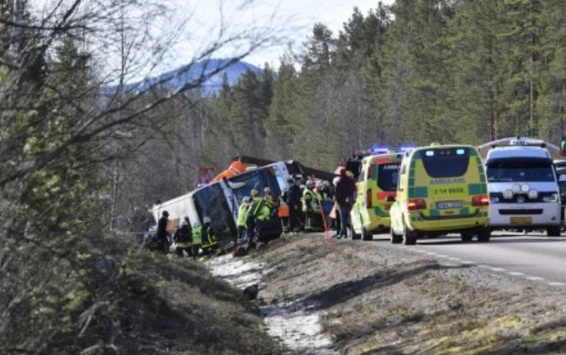 На півночі Швеції перекинувся автобус зі школярами: є жертви