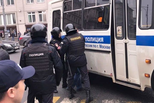Поліція у Москві затримала 40 учасників «прогулянки опозиції»